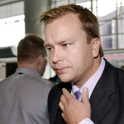 Antti Kaikkonen saapumassa Helsingin käräjäoikeuteen.