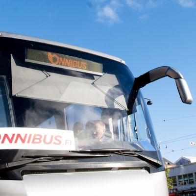 Onnibussin linja-auto lähdössä Helsingin Postitalon pysäkiltä.