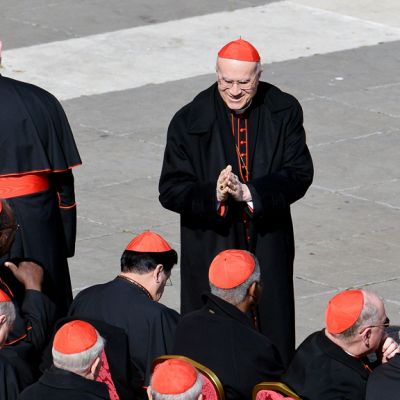 Italialainen kardinaali Tarcisio Bertone tervehtii muita kardinaaleja Vatikaanissa.