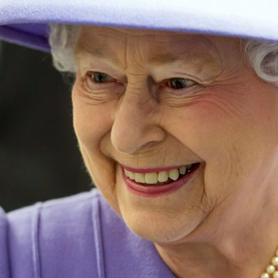 Englannin kuningatar Elisabet II vieraili hyvävointisena Lontoon kuninkaallisessa sairaalassa vielä 27. helmikuuta 2013.