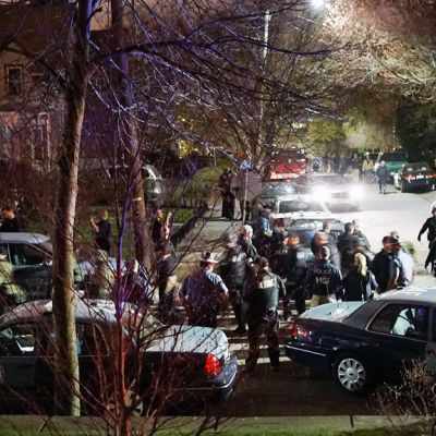 Poliiseja Watertownin esikaupunkialueella Bostonissa 19. huhtikuuta.