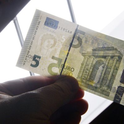 Uusi viiden euron seteli.
