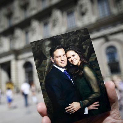 Prinsessa Madeleine ja Chris O Neillin postikortti kuvattuna kuninkaanlinnan pihalla perjantaina 7. kesäkuuta 2013.