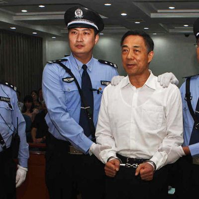 Bo Xilai käsiraudoissa oikeussalissa.