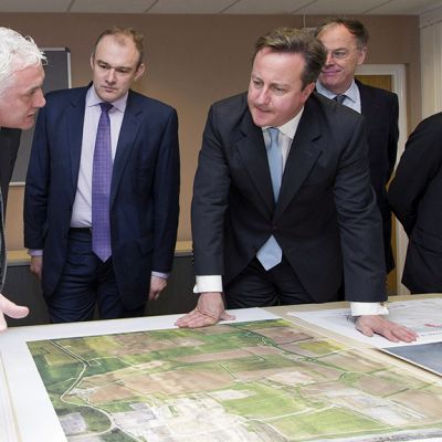 Nigel Cann, Ed Davey, David Cameron, Vincent de Rivaz ja Henri Proglio tutkivat ydinvoimalan rakennussuunnitelmaa Hinkley Pointissa.