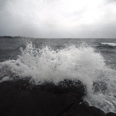 Aallot pärskyvät rantakiviin Suomenlinnassa Helsingissä illansuussa maanantaina 28. lokakuuta 2013.