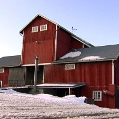 Viljakuivaamo pellolla.