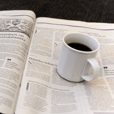 Tabloid-kokoisen Helsingin Sanomien pääkirjoitussivu aamukahvipöydässä Helsingissä 8. tammikuuta 2013.