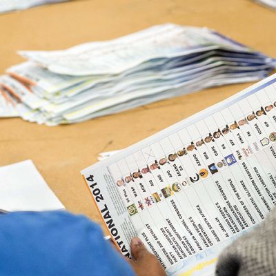 Eteläafrikkalaiset vaalivirkailijat laskevat ääniä Cape Townissa.