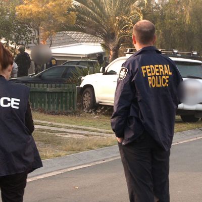 Australian poliisi pidätti kaksi epäiltyä Islamilaisen keskuksen ratsian jälkeen Brisbanessa, Australiassa keskiviikkona.