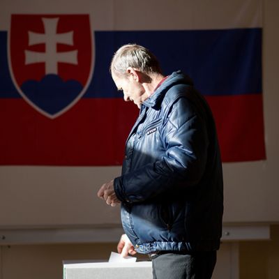 Mies äänestää Slovakiassa.