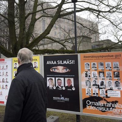 Vaalimainoksia eduskuntatalon edessä.