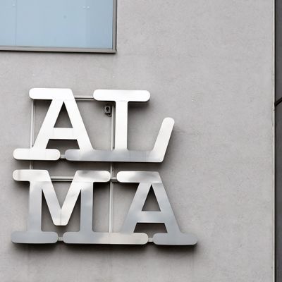 Alma Median logo.