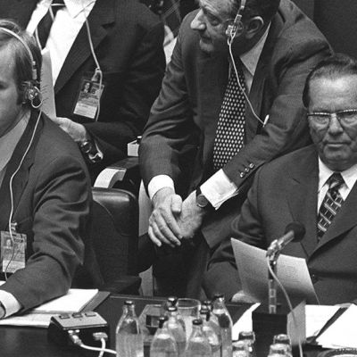 Jugoslavian presidentti Josip Broz Tito kokoussalissa.