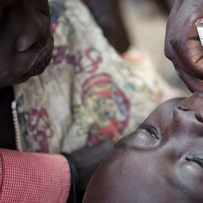 Lääkärit ilman rajoja -järjestö antaa polion vastaisen rokotuksen sudanilaiselle lapselle Minkammenissa.