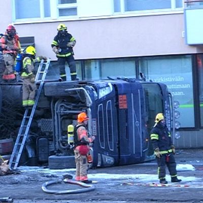 Rikkihappoa kuljettaneesta rekasta valui 10 litraa happoa maahan.