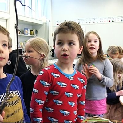 Katajanokan ala-asteen ekaluokkalaiset askartelevat virpimisoksia