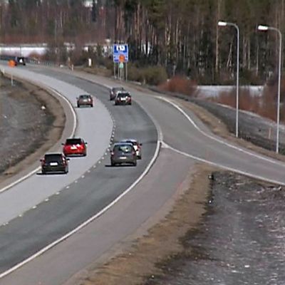 Pääsiäisen menoliikennettä nelostiellä.
