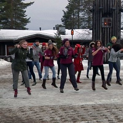 Nuorten tanssitempaus Napapiirin Pajakylässä Rovaniemellä.