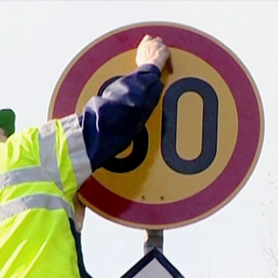 Nopeusrajoituskylttiä vaihdetaan talvinopeukselle.