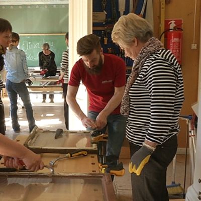 Rakennuskonservaattori Kalle Virtanen opastaa kodinkunnostajia ikkunoiden huollossa.
