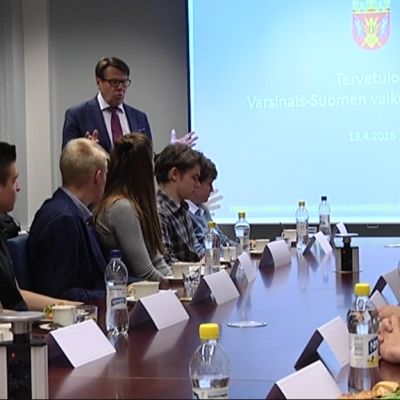 Nuoria vaikuttajakoulussa