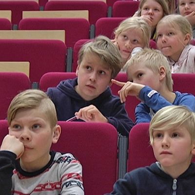 Oppilaat tekemässä lintuvisaa
