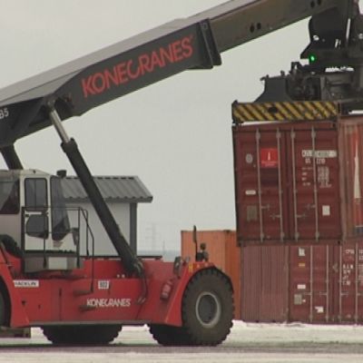 Konttien nostamista Porin Mäntyluodon satamassa Konecranesin nosturilaite