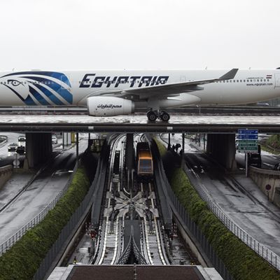 EgyptAirin kone laskeutumassa Charles de Gaullen kentälle Pariisissa torstaina.