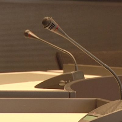 Oikeussalin mikrofoneja.