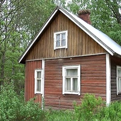 Autiotalo metsässä.