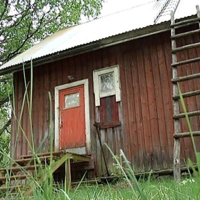 Vanha, ränsistynyt talo.