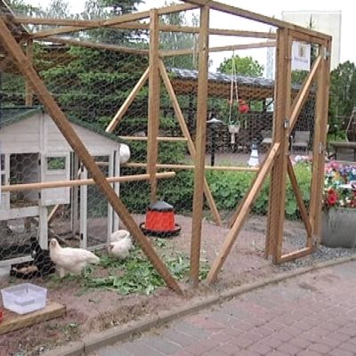 kanala palvelutalon pihassa