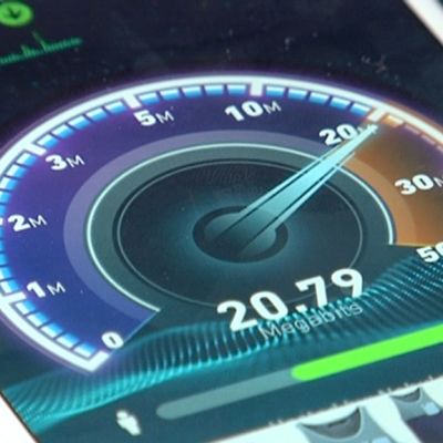 Älypuhelimen näytöllä internetin nopeutta testaava sovellus.