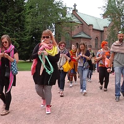 Neulefestareiden neulekulkue Kirkkopuistossa.