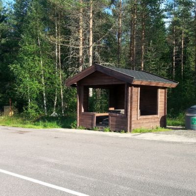 Levähdysalueella on roska-astia sekä penkit ja pöytä katoksessa.