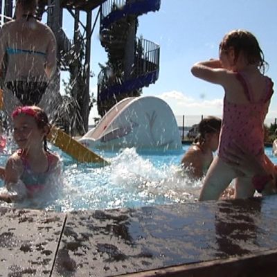 Espoolainen Maria Lindell tuli tyttäriensä Leijan, Tildan ja Lauran sekä mummin kanssa viettämään kesäpäivää Tropiclandiaan.