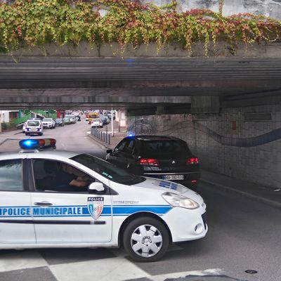 Poliisiauto katusulkuna.