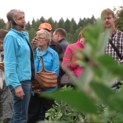 Nainen puhuu väkijoukolle
