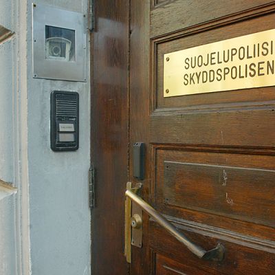 Suojelupoliisin ovi.