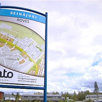 Roveksen kyltti teollisuusalueella Seinäjoella.