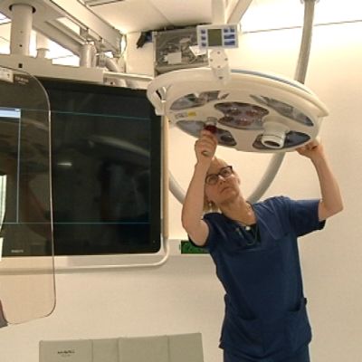 Sydänkeskuksen ylilääkäri Pirjo Mäntylä esittelee uutuuslaitteistoa.