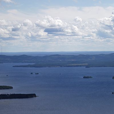 Vuokatin vaarajono kokonaan ilmasta kuvattuna.