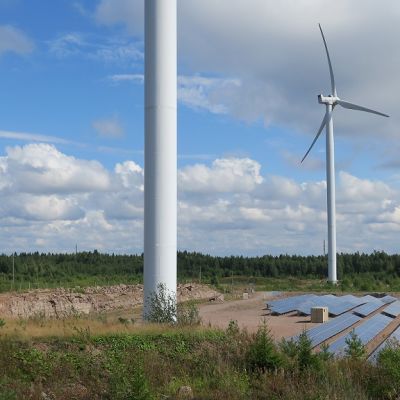 Tuulivoimaa ja aurinkovoimaa Haminan Mäkelänkankaalla.