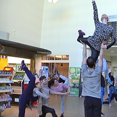 Suomen kansallisbaletin flashmob Tampereen rautatieasemalla