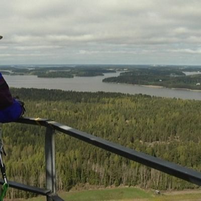 Mies katsoo maisemaa.