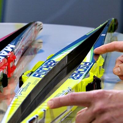 Pekka Kemppi keroo suksen voitelusta.
