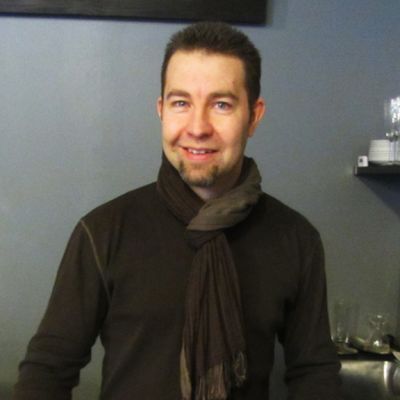 Kouvolalainen Tony Tavi avasi äskettäin Nirvana-nimisen liikkeen Kouvolan keskustaan. Tavi oli Thaimaassa vuonna 2004, kun tsunami vei mukanaan satoja tuhansia ihmishenkiä
