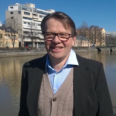 Kari Häkämies Aurajoen rannalla.