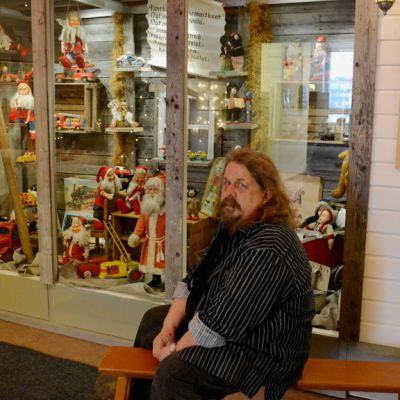 Tapani Homanen Joulun odotusta -näyttelyssä Kainuun Museolla.